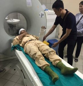 Trung úy Vũ Mạnh Tuấn được đưa đến Bệnh viện để kiểm tra