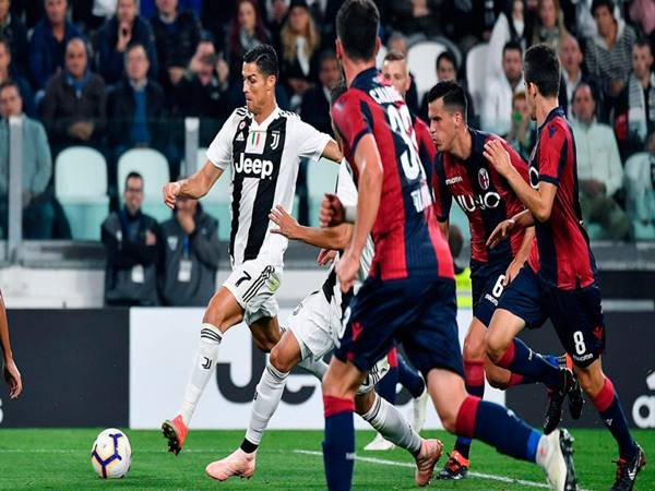 Bologna vs Juventus: Rũ bùn đứng dậy