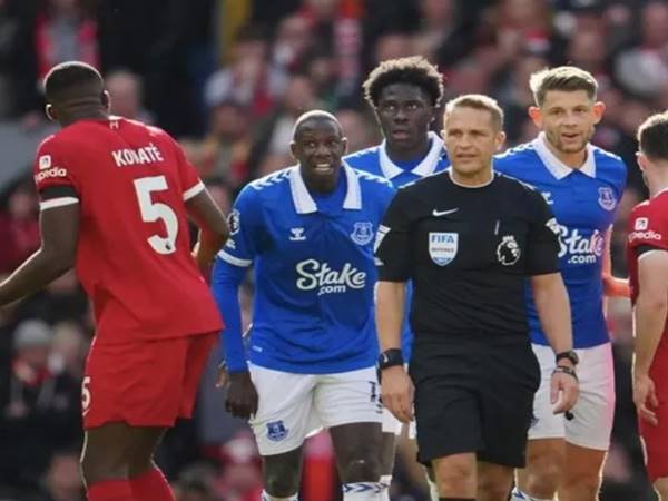Fan phẫn nộ chỉ trích trận Liverpool thắng Everton có 'mùi gian lận'