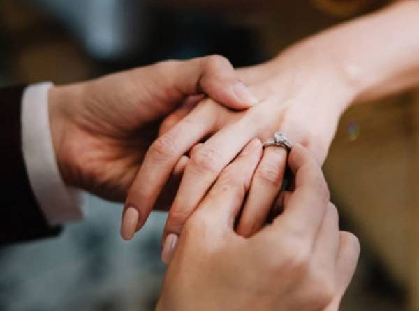 Cầu hôn đeo nhẫn ngón nào để thể hiện tình yêu trọn vẹn?