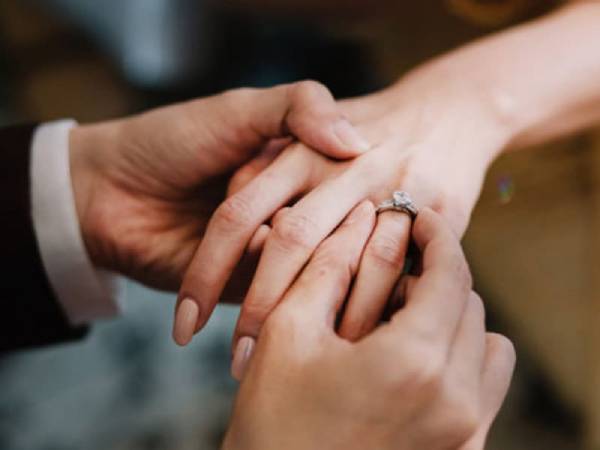 Cầu hôn đeo nhẫn ngón nào để thể hiện tình yêu trọn vẹn?