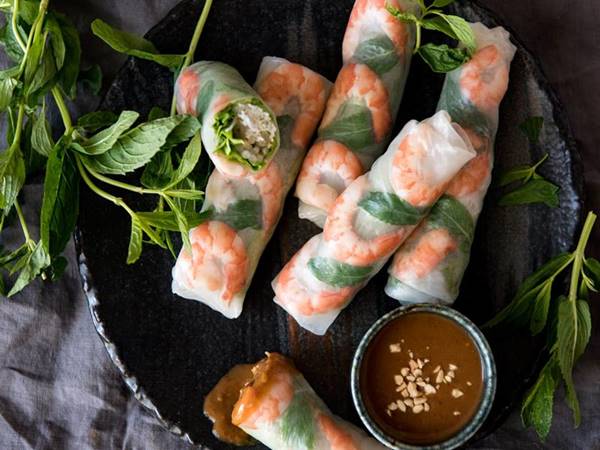 Thực hiện cách làm gỏi cuốn với nguyên liệu đơn giản