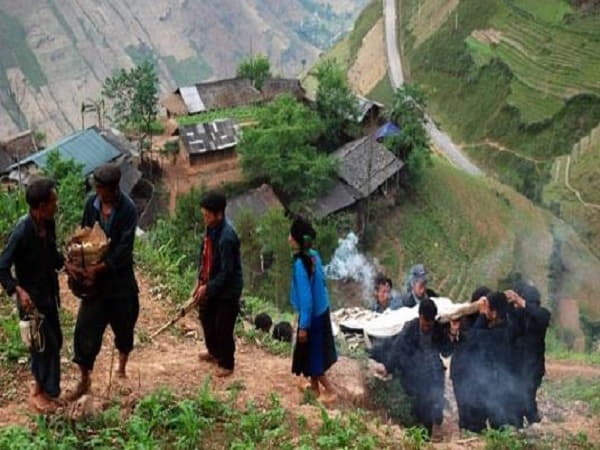 Ý nghĩa của phong tục tang ma trong văn hóa của người Mông