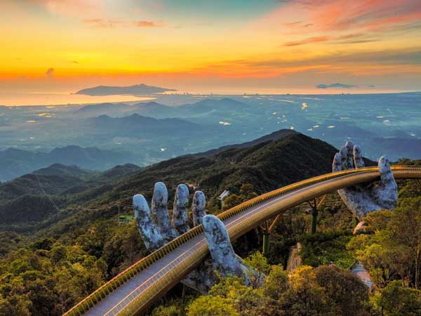 Đà Nẵng thuộc vùng khí hậu nhiệt đới gió mùa, chia thành hai mùa rõ rệt